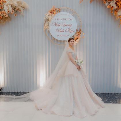 CÔ DÂU LỘNG LẪY TRONG CHIẾC VÁY TRỄ VAI THIẾT KẾ CAO CẤP FAIRYTALE BRIDAL
