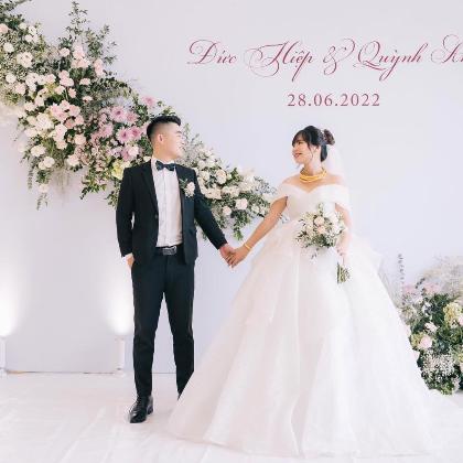 CÔ DÂU MẶC VÁY CƯỚI TRỄ VAI FAIRYTALR BRIDAL/ MJUSTUDIO