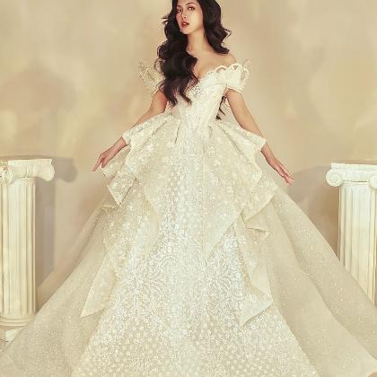 𝐓𝐇𝐄 𝐐𝐔𝐄𝐄𝐍 | 𝐓𝐇𝐈𝐄̂́𝐓 𝐊𝐄̂́ 𝐕𝐀́𝐘 𝐌𝐀𝐍𝐆 𝐂𝐀̉𝐌 𝐇𝐔̛́𝐍𝐆 𝐍𝐔̛̃ 𝐇𝐎𝐀̀𝐍𝐆