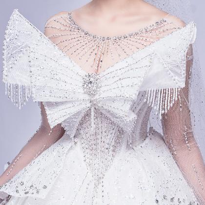 Váy cưới cao cấp độc bản: Chiếc nơ độc đáo đính kết hàng ngàn viên swarovski lấp lánh hào quang pha lê