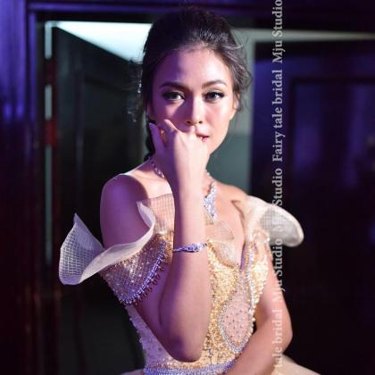 Á HẬU HOÀN VŨ VIỆT NAM MÂU THUỶ LỘNG LẪY TRONG VÁY CƯỚI THIẾT KẾ CAO CẤP FAIRYTALE BRIDAL